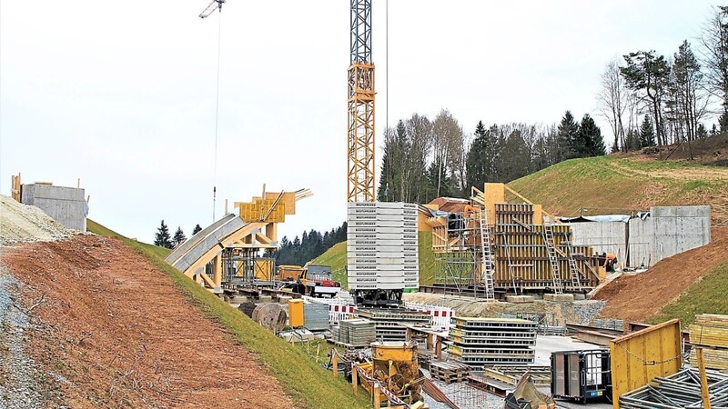 Die vier Pfeiler für den Überbau der neuen Bogenbrücke bei Hochbühl wurden noch vor der kurzen Pause auf der Baustelle betoniert, mittlerweile sind die Arbeiten wieder angelaufen.