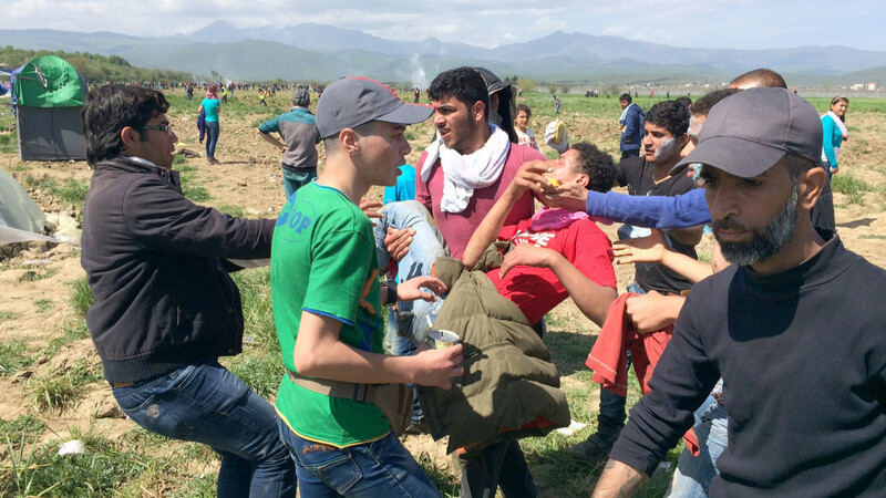 Immer wieder kommt es im Flüchtlingslager bei Idomeni nahe der griechisch- mazedonischen Grenze zu Auseinandersetzungen. Gleichzeitig mutiert das Lager zu einem Hort organisierter Kriminalität.