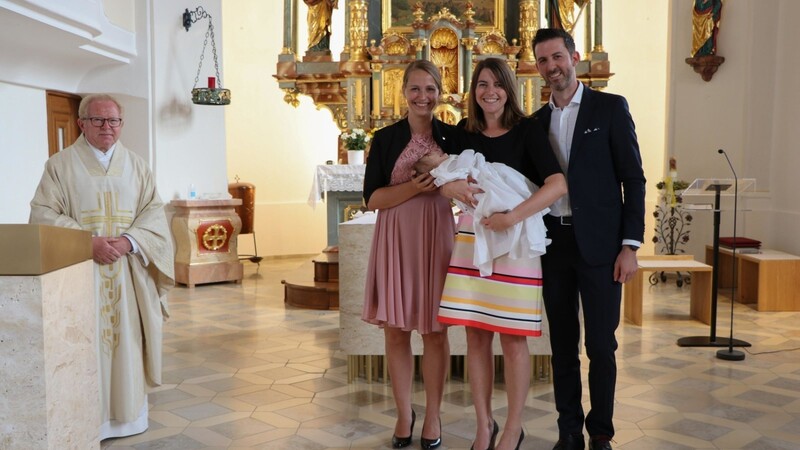 Das erste Kind von Anna Oberberger und Sebastian Nowag durfte am Sonntagnachmittag das Sakrament der Taufe empfangen.