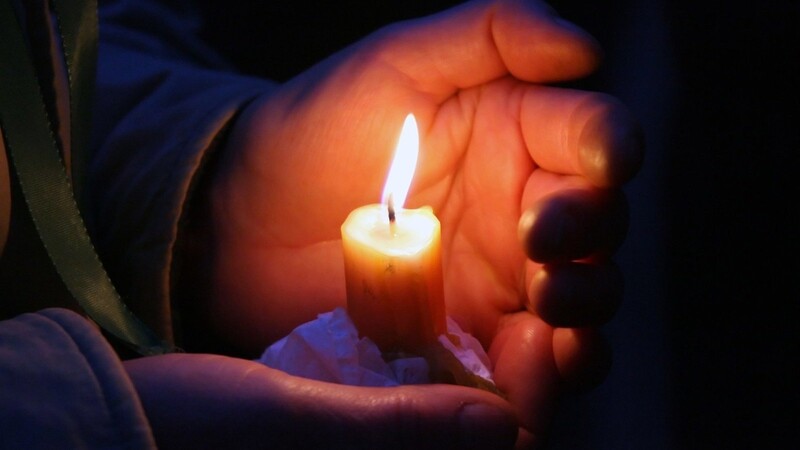 Mit Kerzen wollen mehrere Straubinger am Freitagabend ihre Solidarität mit der Ukraine bekunden.