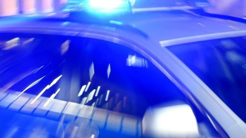 Ein Autofahrer flüchtete bei Postau im Kreis Landshut vor einer Polizeikontrolle und verursachte einen Verkehrsunfall. (Symbolbild)