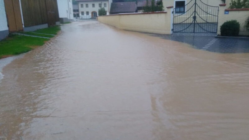 Viele Straßen standen am Mittwochvormittag wieder unter Wasser.