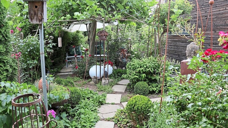 Ohne Rasen ist ein Garten auch wirkungsvoll anzulegen, wie der Blick in einen Teil des Gartens von Elisabeth Reimann zeigt.
