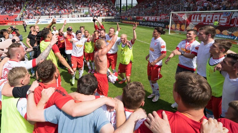 Die Jahn-Spieler feiern den Aufstieg in die 3. Liga.