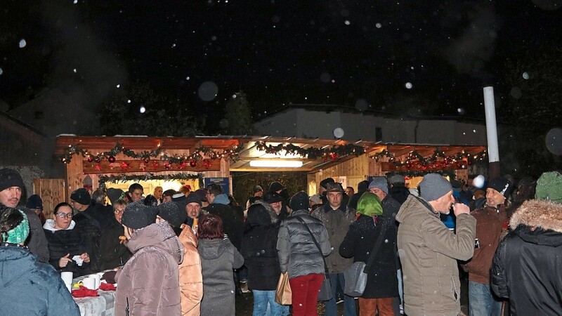 Trotz Schneeregen und Kälte fanden sich viele Besucher am Samstag auf dem Weihnachtsmarkt ein.
