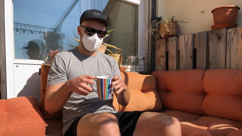 Im Selbsttest für gut befunden: Die Home-Office-Kaffeepause in der Sonne ganz ohne Heuschnupfen-Beschwerden - dank Anti-Pollen-Vollmontur inklusive Corona-Maske. Nur Kaffeetrinken ist schwierig.