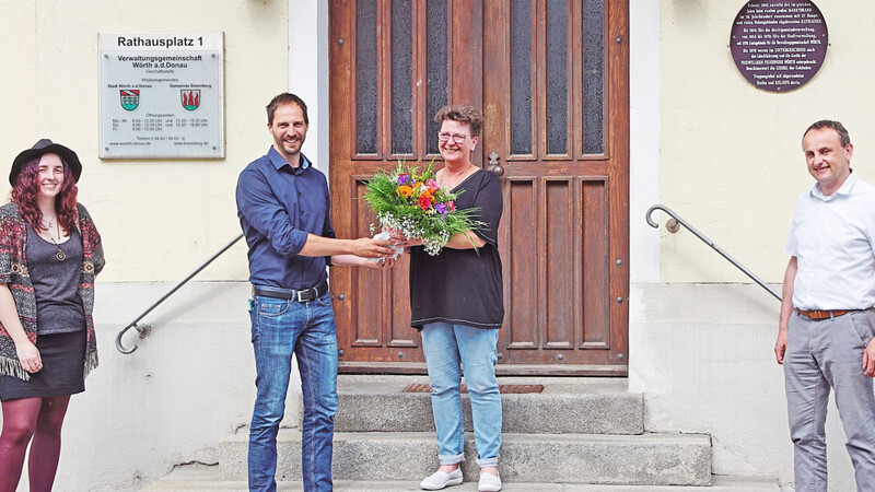 Projektleiter Thomas Kuhnt überreichte seiner langjährigen Mitarbeiterin Andrea von Lieven zum Abschied einen Blumenstrauß. Zu sehen sind außerdem die neue Projektassistentin Corinna Meister und Bürgermeister Josef Schütz.