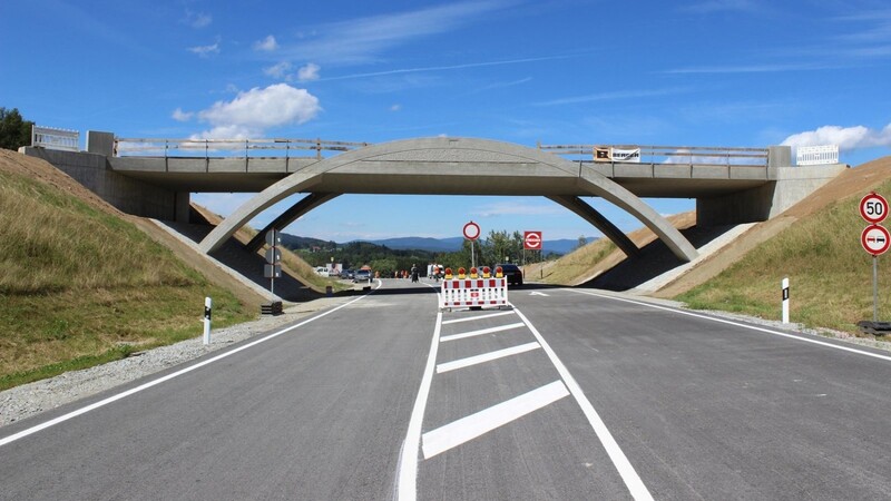 Durch die neue Bogenbrücke bietet sich Autofahrern ein Blick auf das Panorama der Bayerwald-Höhenzüge. Nun ist die Straße unterhalb des Bauwerks ist frei.