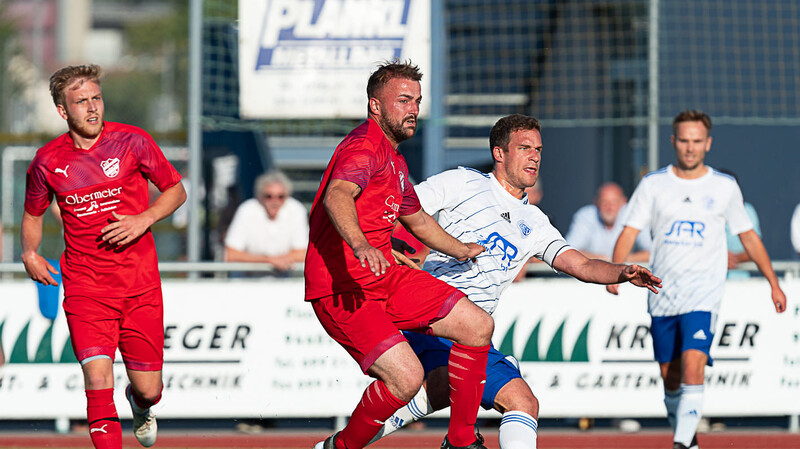 Zweimal konnte sich Anton Metzner (vorne in rot) beim 3:0-Derbysieg der Bergstädter über den FC Dingolfing in die Torschützenliste eintragen.