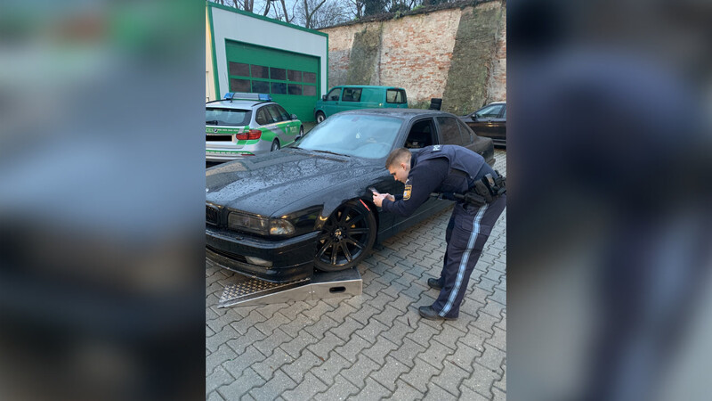 Die Straubinger Polizei kontrollierte am 1. April verstärkt auffällige Fahrzeuge. Hier ist ein sogenannter Verschränkungstest zu sehen.