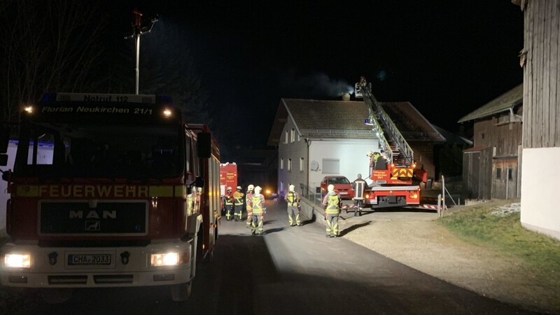 In der Nacht von Montag auf Dienstag stellte ein Bewohner einen Kaminbrand in seinem Gebäude fest und rief die Feuerwehr.