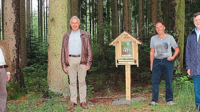 Bei der Feierstunde zum Aufstellen des Materls: Willi Finkenzeller sen. (von links), Bürgermeister Konrad Hartshauser, Manfred Jahn und Gerd Steinberger.