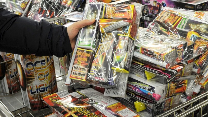 Über 135 Millionen Euro gibt man in Deutschland an Silvester für Feuerwerkskörper aus, doch nun verzichten die ersten Märkte auf einen Verkauf. Symbolfoto