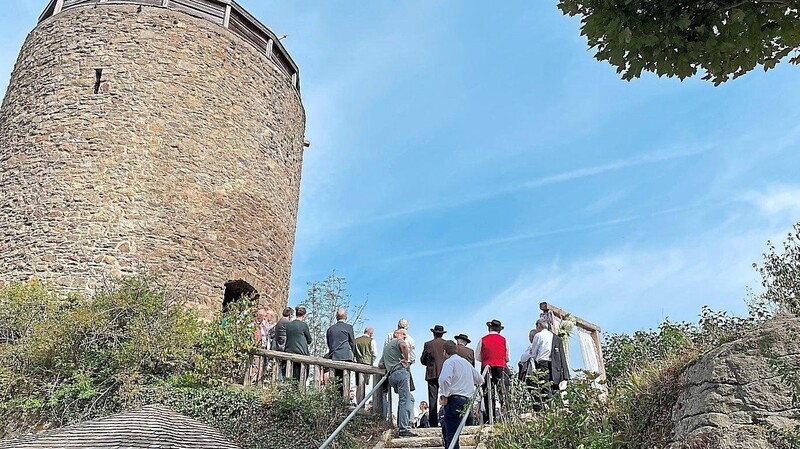 Die Jury bewundert von der Terrasse des Burgturms aus die Hügelkette der Bayerwaldgipfel, das Trauzimmer der Gemeinde und das Freizeitgelände der Kollnburger unterm Schlossberg.