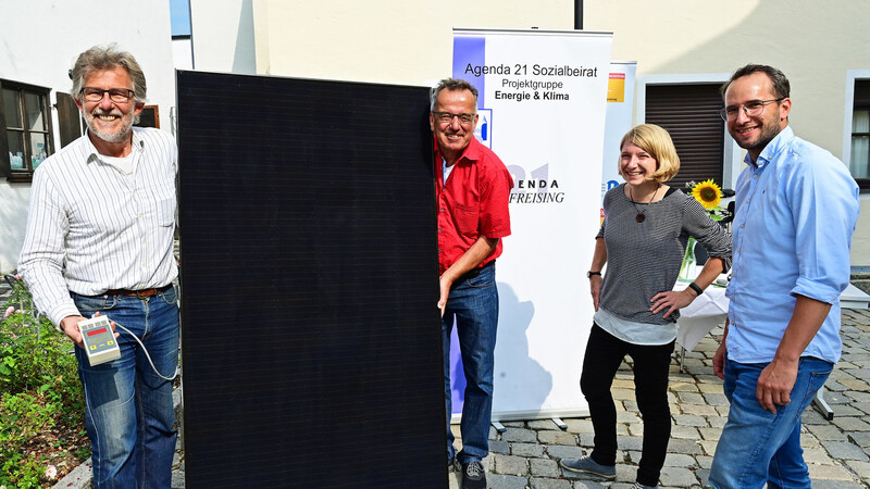 Sepp Beck, Rainer Teschner, Marie Hüneke (Klimaschutzmanagerin) und Tobias Grießl (Stadtwerke Freising) stellten eine Mikro-PV-Anlage für den Betrieb auf Balkon oder Terrasse vor (v. l.).
