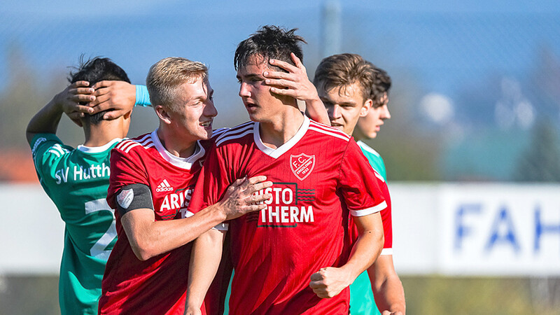DER TRAUM WIRD WAHR: Ergoldings Oliver Steil (rotes Trikot/rechts) und Mannschaftskollege Alexander Grüll (l.) stehen mit der U19 auf Platz eins und schaffen damit den Aufstieg in die Landesliga.
