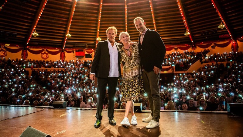 Hörbuch-Sprecher Christian Tramitz, Autorin Rita Falk und Moderator Florian Wagner am Sonntag im Circus Krone