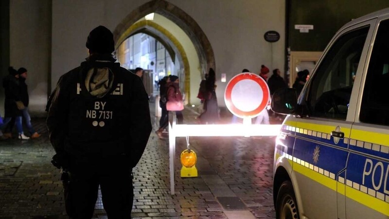 Diesmal haben sich rund 180 "Corona-Spaziergänger" am Straubinger Stadtplatz eingefunden.