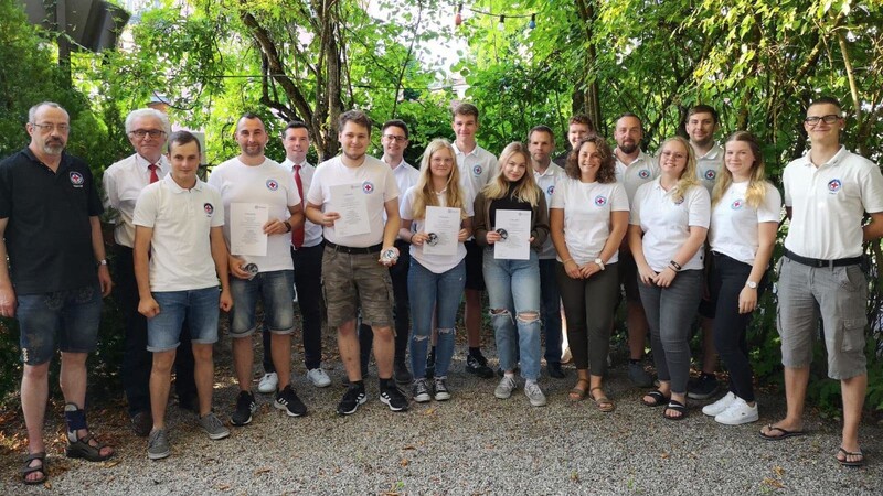 Bei einer Feierstunde im Gasthof Käsbauer in Cham nahmen die neun Absolventen vor wenigen Tagen ihre Zertifikate entgegen.