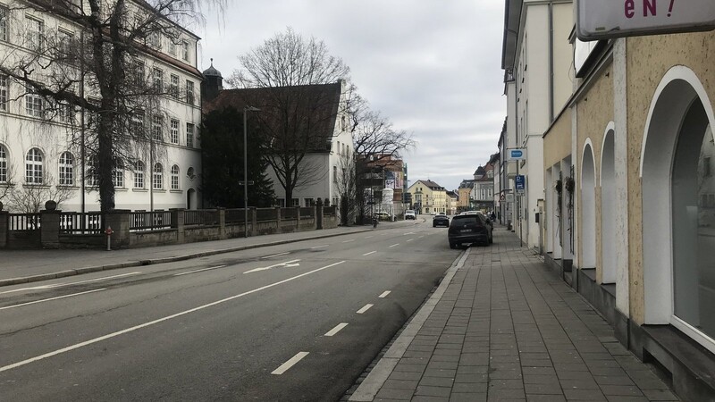 Der Fahrradschutzstreifen soll an der Inneren Passauer Straße verlängert werden. Dafür fallen rund 13 Parkmöglichkeiten weg.
