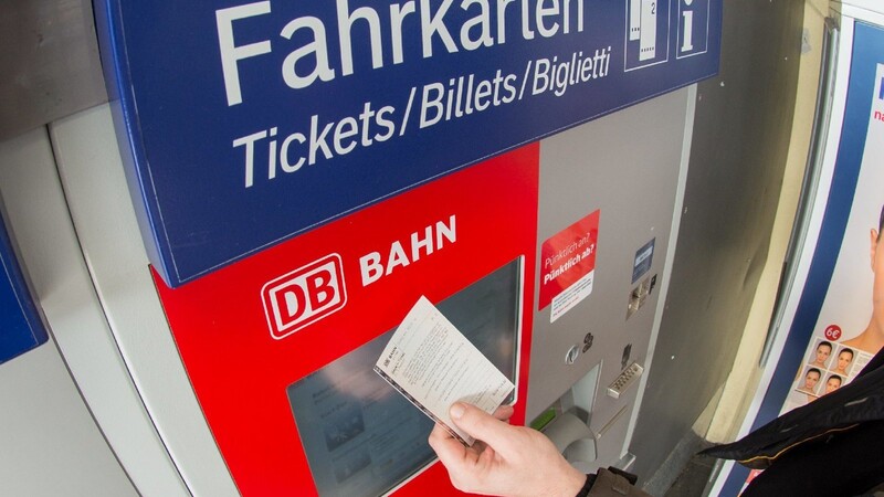 Über Monate hinweg hatte es eine Nürnbergerin auf ein und denselben Fahrkartenautomaten der Bahn abgesehen.