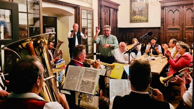 Gemütlich, bayerisch und traditionell ist der Abend im Bräustüberl zu Ende gegangen. Renald Tater, ehemaliger Bürgermeisterin von Penmarc'h, hat die Blaskapelle Toni Schmid dirigiert.