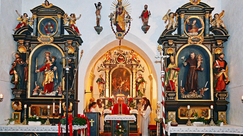 Andreas zu Niederhummel geht auf das 13. Jahrhundert zurück. Das heutige Altarbild zeigt das Martyrium des Kirchenpatrons an einem X-förmigen Kreuz.