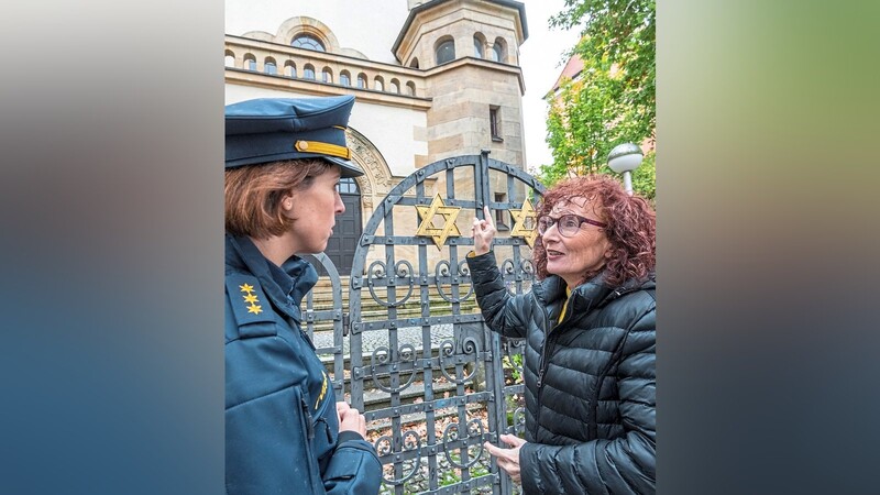 Anna Zisler (rechts) spricht kurz nach dem Anschlag auf die Synagoge in Halle 2019 mit der Straubinger Polizeidirektorin Annette Haberl.