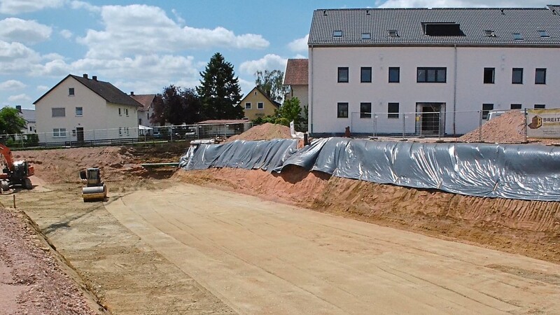 Eine tiefe Baugrube gibt es aktuell auf der Baustelle an der Ecke Frontenhausener Straße / Gobener Straße zu sehen.