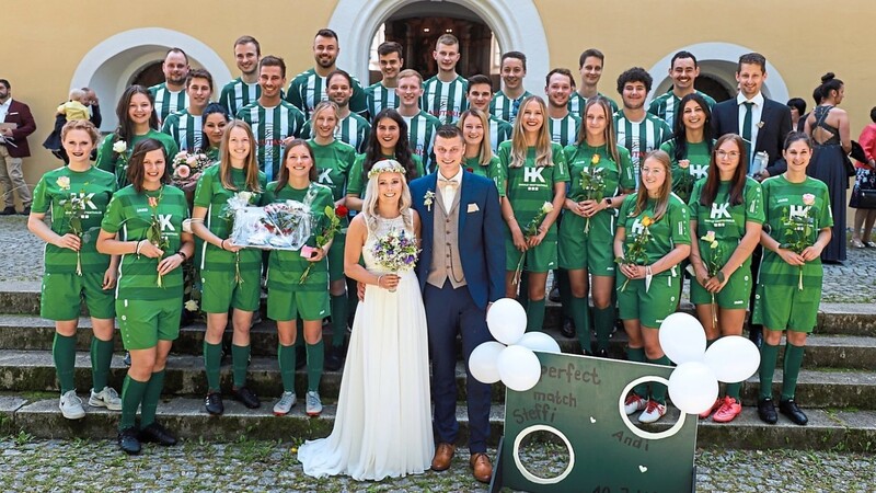 Drei Fußballmannschaften beglückwünschten ihre Sportkameraden zur Hochzeit.