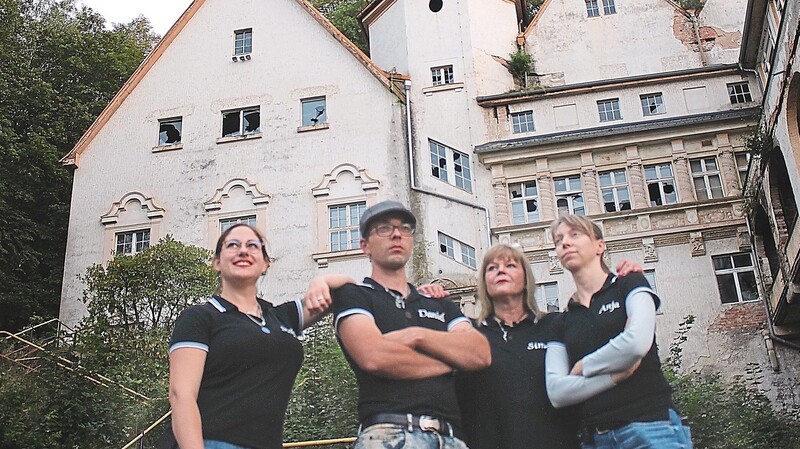 Stefanie Maurer, Daniel Biersack, Simone Berger und Anja Theden (von links). Im Hintergrund ist das ehemalige Sanatorium Schwarzeck in Thüringen zu sehen, auch hier hat das Ghosthunterteam paranormale Phänomene untersucht.