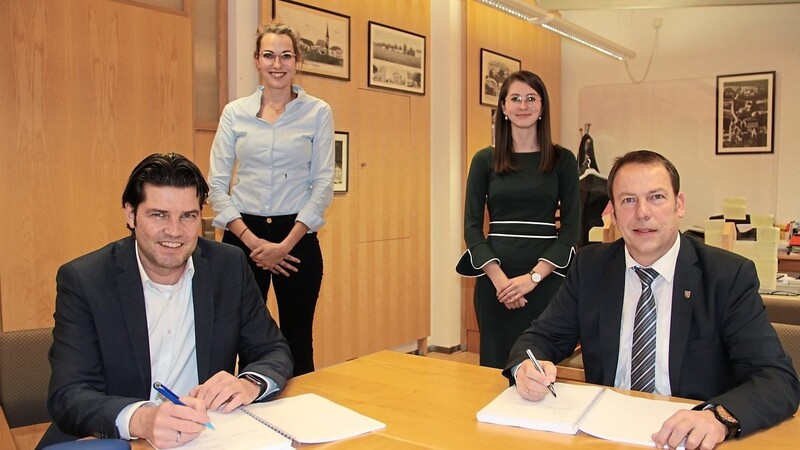 Bürgermeister Siegfried Lobmeier (r.) und Leonet-Vertriebsvorstand Martin Naber unterzeichnen den Breitband-Kooperationsvertrag im Beisein von Breitbandpatin Melanie Riesinger (hi.r.) und Martina Wilde.