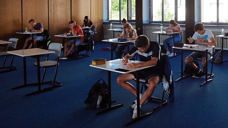 Schüler absolvierten die Prüfung in der Aula des Robert-Schuman-Gymnasiums Cham.