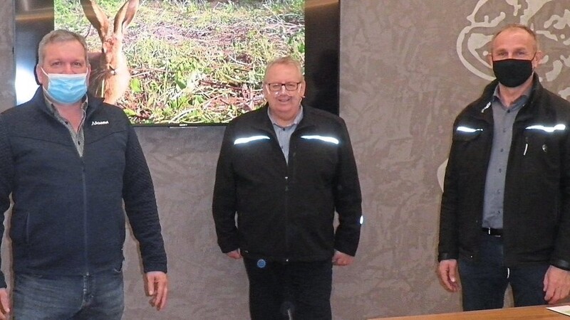 Bürgermeister Herbert Blascheck (links), sein Stellvertreter Hermann Pritsch (rechts) sowie FWG-Fraktionsvorsitzender Willi Duschl (2.v.r.) begrüßten Wildraumlebensberater Hans Laumer.