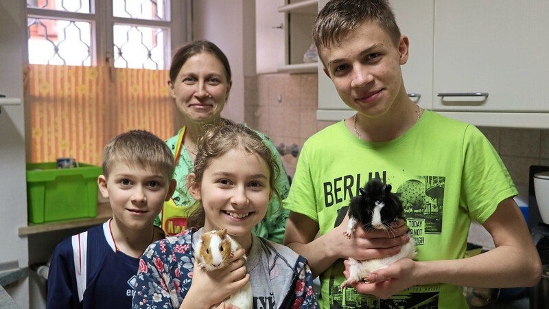 Zum Glück durften Bogdan (16), Maria (12) und Ilia wenigstens ihre zwei Meerschweinchen Star und Boni aus der Ukraine mitnehmen. Mutter Hanna (41) erwartet in wenigen Wochen ihr viertes Kind.