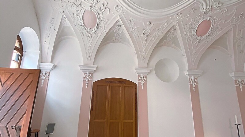 Unter anderem die Stuckarbeiten des barocken Leichenhauses wurden erneuert.