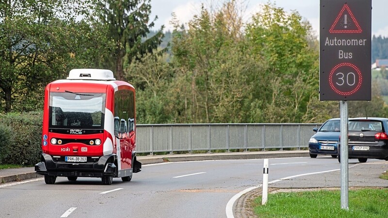 So könnte der autonome Bus aussehen, der ab kommendem Jahr in Regensburg fahren soll. Der hier abgebildete ist bereits seit 2017 im niederbayerischen Bad Birnbach im regulären Straßenverkehr unterwegs.