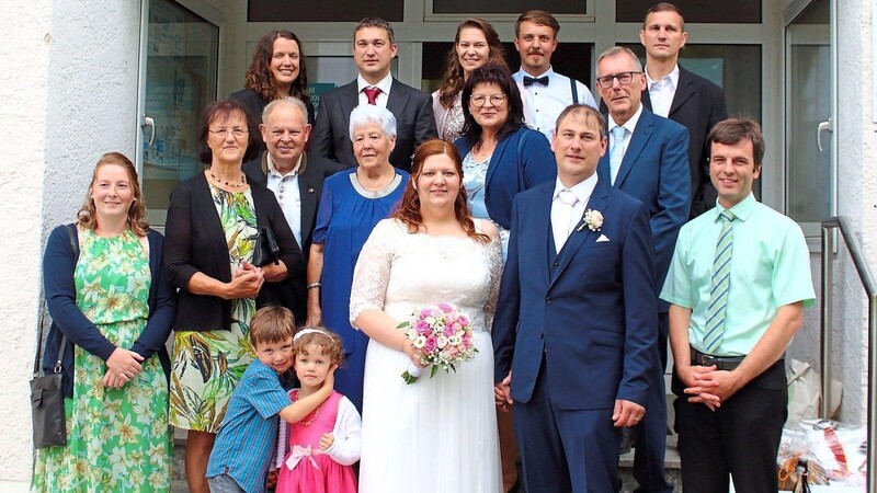 Die Familien der beiden Brautleute Yvonne und Andreas Früchtl ließen das Paar am Mittwoch hochleben und wohnten der standesamtlichen Trauung im Rathaus Weiding bei.