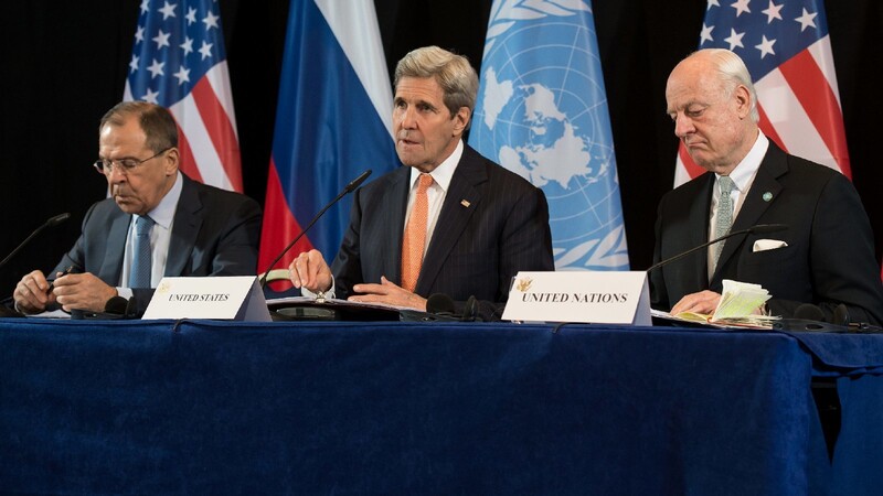 Der Außenminister von Russland, Sergej Lawrow (l-r), der Außenminister der USA, John Kerry, und der UN-Syrien-Sondergesandte Staffan de Mistura sprechen in München bei der Syrien-Konferenz.