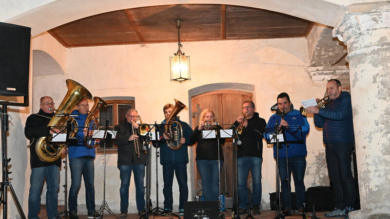 Die "Buachberger Blechblosn" bliesen samstags stimmungsvolle adventliche Melodien in die Nacht.