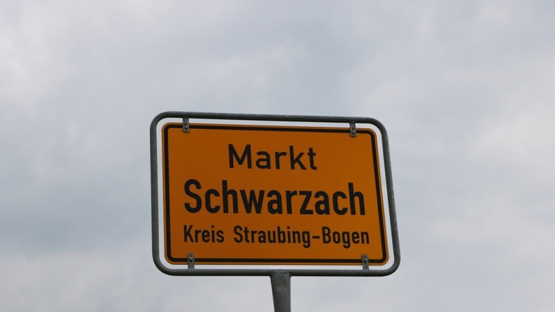 Schwarzachs Bürgermeister Edbauer berichtete über die Weiterführung des Glasfaserausbaus in Schwarzach.