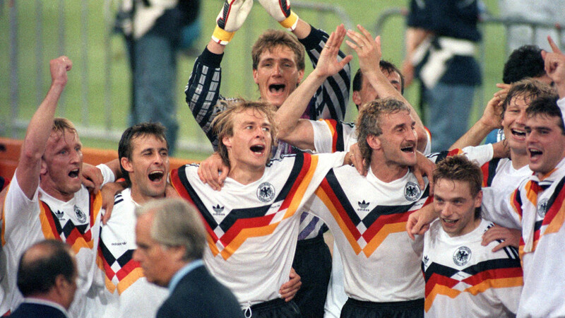 Die deutsche Nationalmannschaft jubelt nach dem WM-Gewinn 1990. Mittendrin: Thomas Häßler (2.v.r.).