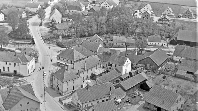 Rechts neben der Brauerei Goss zu sehen: der zweite Hof, der einst die Werkstätte der Firma Deiß (Landmaschinen) beherbergte.