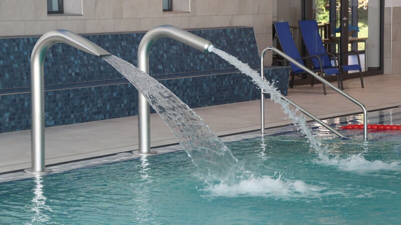 Wasser- und Lufttemperatur im Straubinger Hallenbad wurden abgesenkt, die Schwimmbecken sollen aber so lange wie möglich geöffnet bleiben.