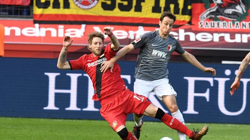 Christoph Janker (rechts) hat seinen Vertrag beim FC Augsburg verlängert.