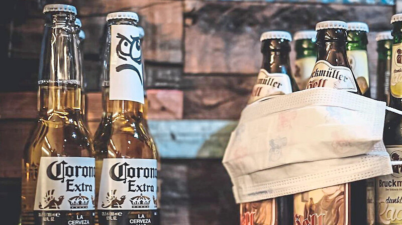 Ein wenig Spaß auch in Krisenzeiten: Die Amberger Cafébar Colomba hat die einheimischen Biere nun vom mexikanischen Corona-Bier getrennt. "Natürlich schützen wir unser Bier", steht neben dem Bild auf Facebook.