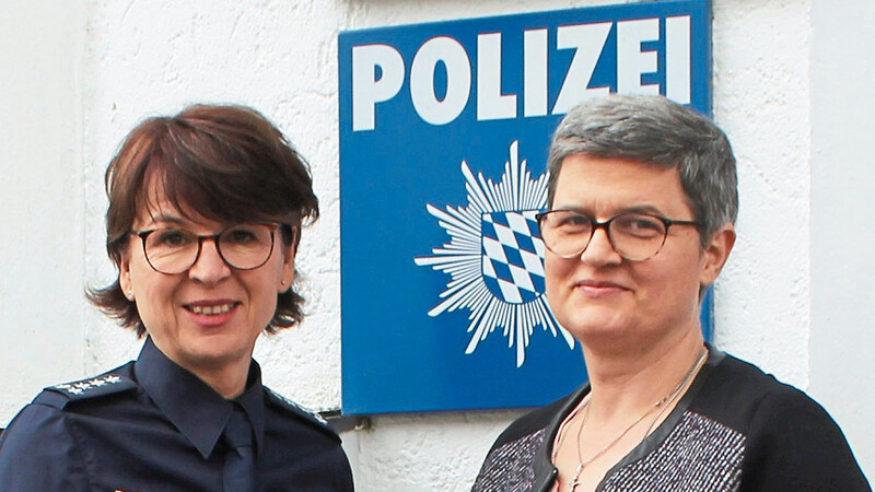 Die Dienststellenleiterin der Polizeiinspektion Bogen, Erste Polizeihauptkommissarin Neumayer, überreichte das Anerkennungsschreiben samt Belohnung an Martina Heinrich.