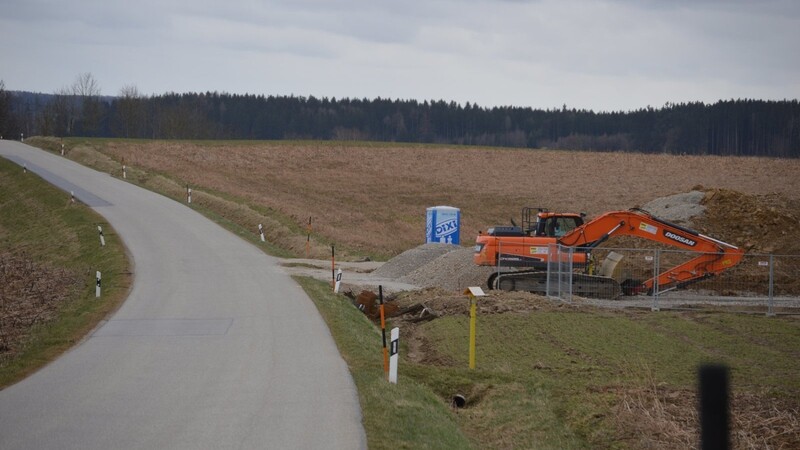 Die Baustelle für den Mobilfunkmasten seitlich der Straße nach Holzhausen wirkt keineswegs spektakulär.
