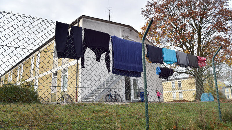 Kleidungsstücke hängen am 06.11.2015 über einem Zaun an der ehemaligen Max-Immelmann-Kaserne in Manching (Bayern). Auf dem Gelände befindet sich seit dem 1. September eine Ankunfts- und Rückführungseinrichtung für Flüchtlinge. Die bayerische Regierung hat beschlossen, Asylbewerber ohne Bleibeperspektive künftig in speziellen Aufnahmezentren unterzubringen, um sie schneller abschieben zu können.
