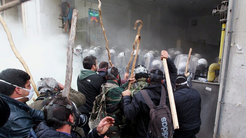 Bauern geraten mit Polizisten vor dem Agrarministerium in Athen aneinander.